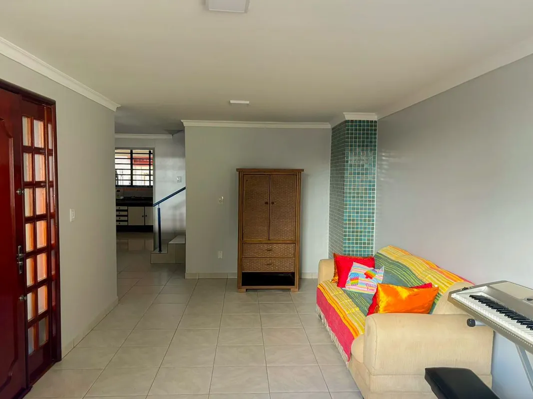 Sobrado recÃ©m-reformado com 290mÂ², 04 quartos sendo 01 suÃ­te, sala ampla, coz...