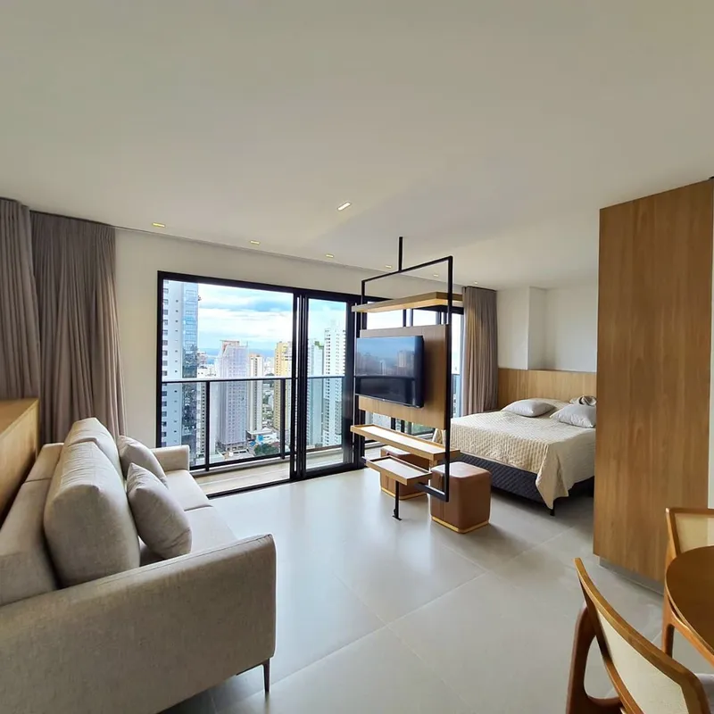Localizado no exclusivo Gyro Opus Rooftop, este apartamento une sofisticação, co...