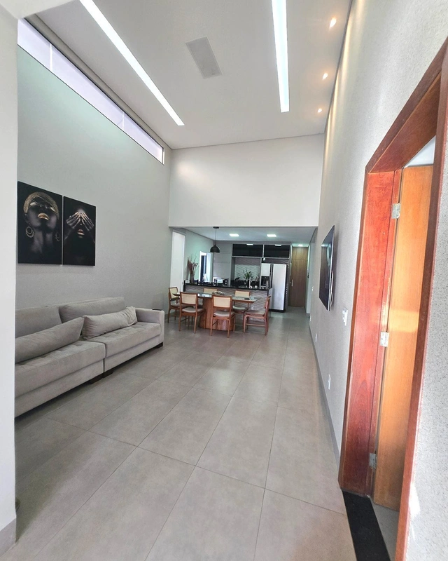 CASA PADRÃO PREMIUN Situada na QE 24 Conjunto F, esta residência de 205 m² ofere...