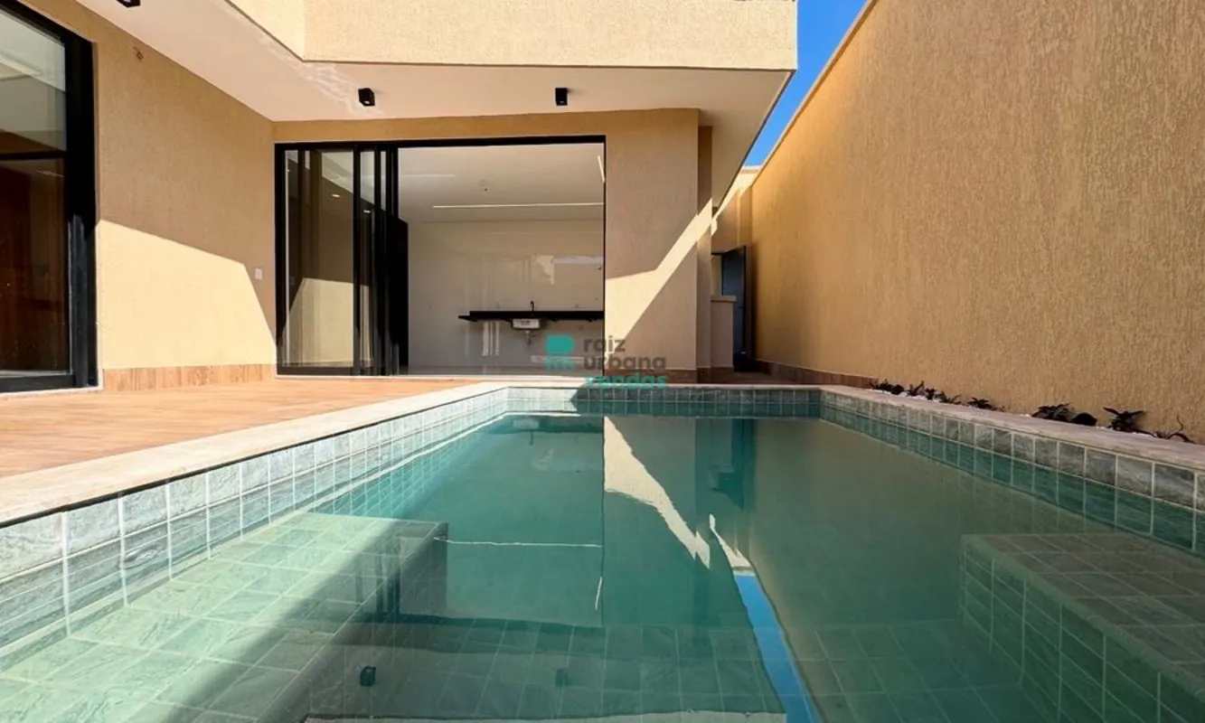 Casa térrea com 3 suítes plenas, piscina privativa, usina de energia solar e aut...