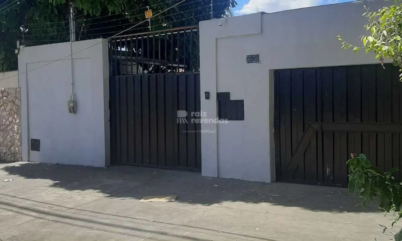 Lote com área de 418,56 m2, com uma construção de 254,20 m2, no momento alugado....