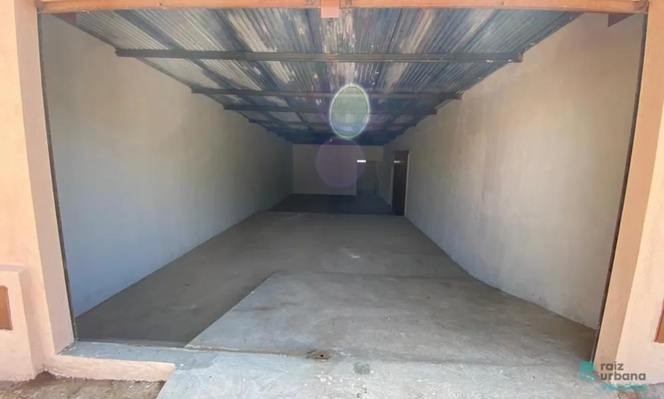 Imóvel para renda sendo 3 casas e 1 galpão.Galpão com 116M² e com 1 banheiro, de...