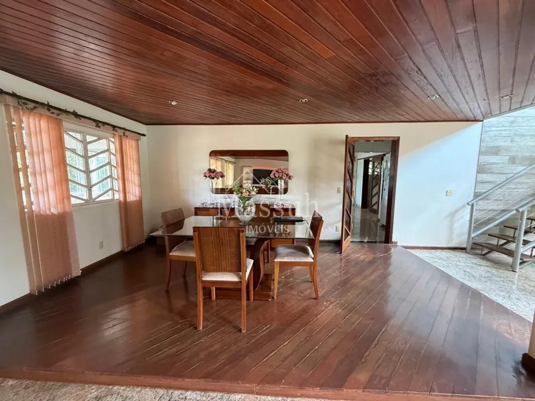 MASSUH IMÓVEIS VENDE:29 - 5 QUARTOS SENDO 3 SUÍTES - VAGA DE GARAGEMIMÓVEL- CASA...