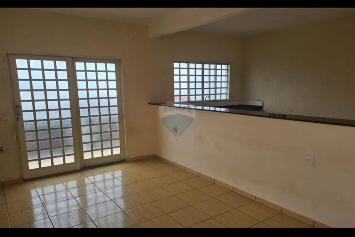 Descrição do ImóvelLote de 150m² em avenida comercial de grande movimentação. -L...