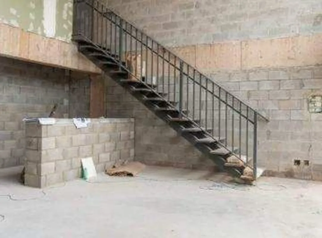 esta loja oferece um pé direito duplo, proporcionando um ambiente amplo e arejad...