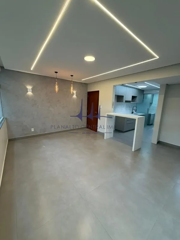 Planalto Central Imóveis vende excelente apartamento vazado todo reformado (refo...