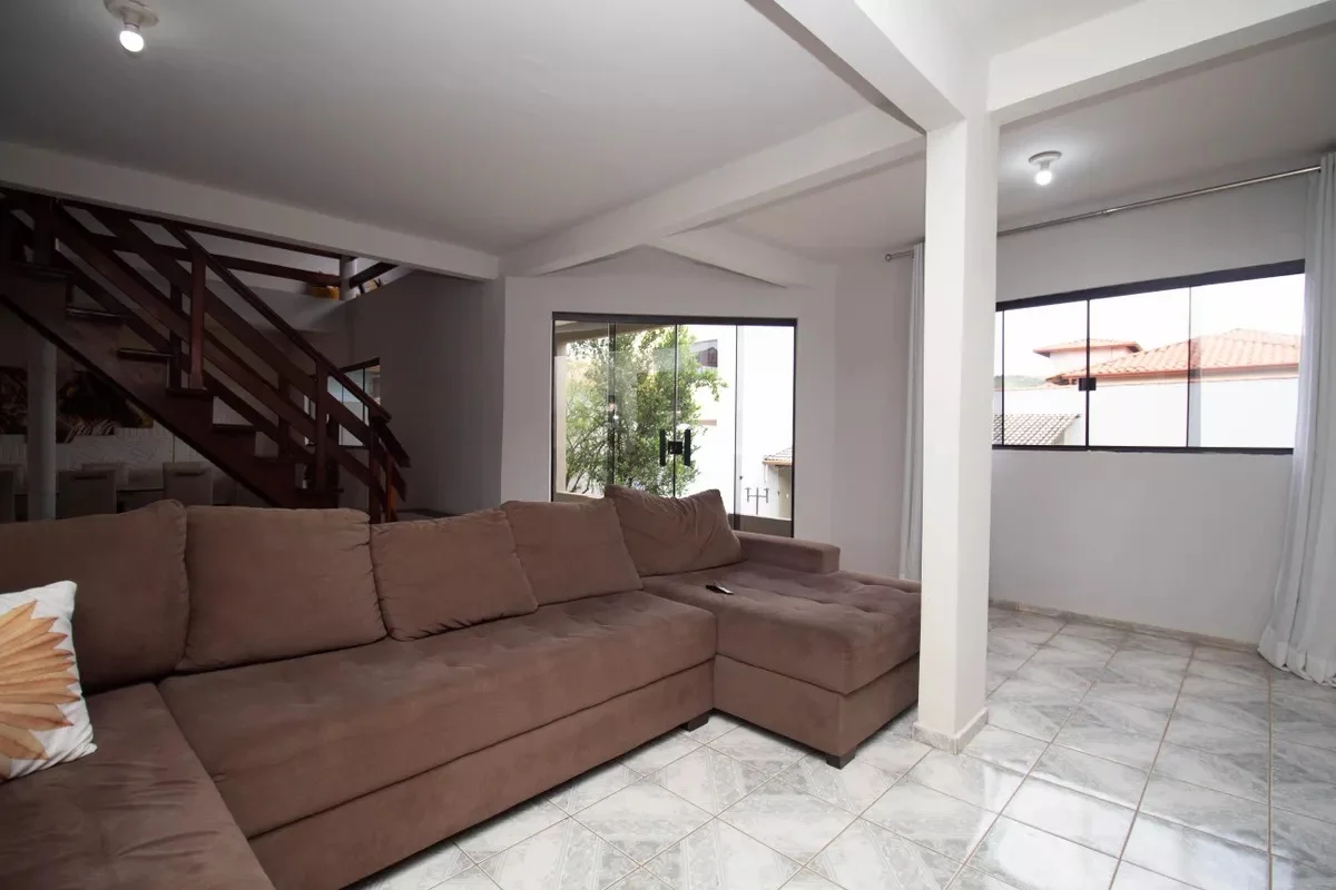 Descubra uma charmosa casa de padrão no Setor Habitacional Contagem, em Sobradin...