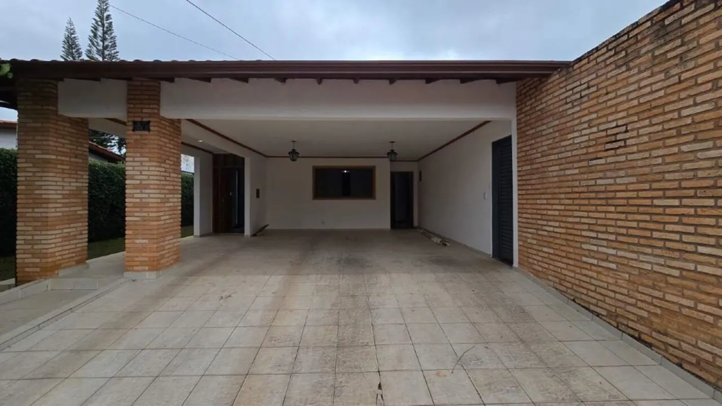CASA TÉRREA DESOCUPADA, PRONTA PRA MORAR!A casa é compacta com 350 m2 de área pr...