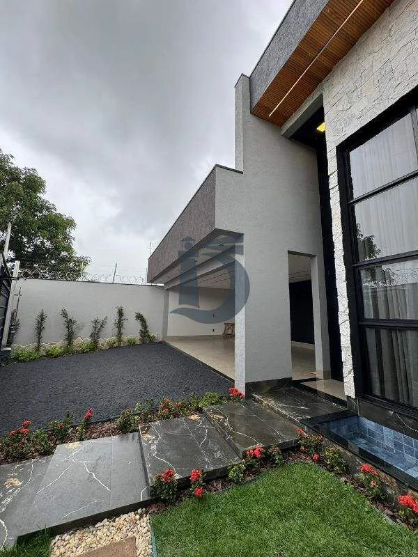 Casa com aprox. 225,42m² de área construída em 530,50m² de terreno, distribuídos...