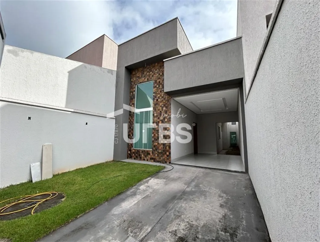COD U-0030100 - Casa térrea e de rua no Setor Sítio Santa Luzia.Casa de 180 m², ...