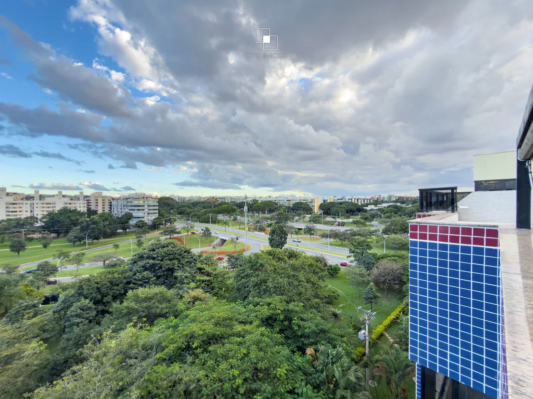 Localizada na SQN 212, esta excelente cobertura duplex desocupada, com 154m² de ...