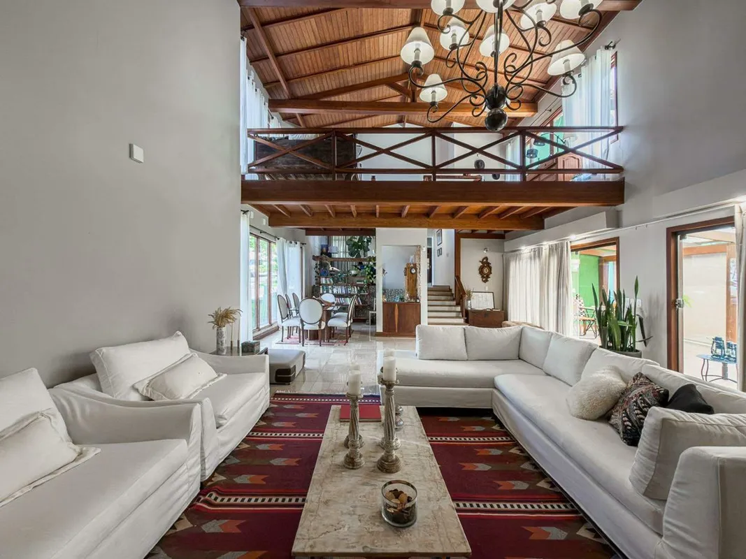Apresentamos este magnífico sobrado de estilo colonial, localizado em uma das re...