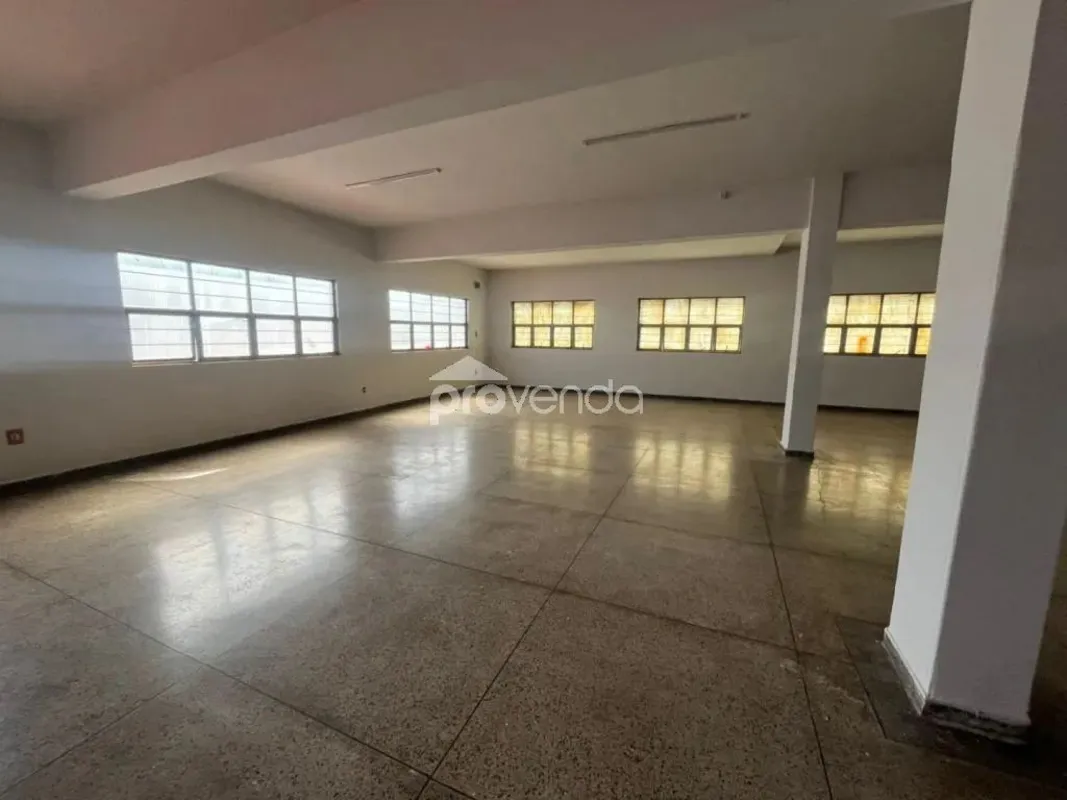 Sala comercial para aluguel contendo salão, 2 banheiros e lote ao fundo para vag...