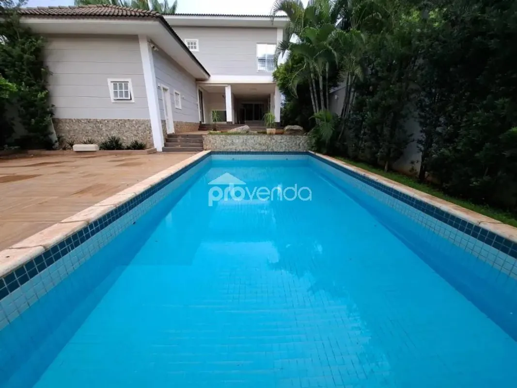 Casa com 5 Quartos e 6 banheiros, sala de TV, sala de jantar, Aréa de Circulação...