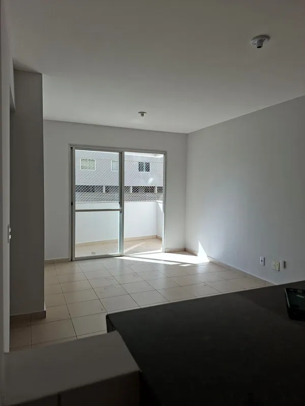 Apartamento no Edifício Castrovillar possui 75m² 3 dormitórios, sendo 1 suíte, e...