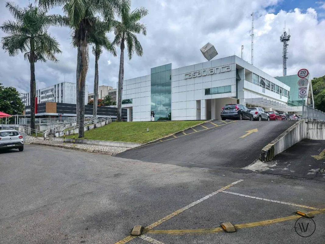 EQS 114/115| Asa Sul - Sala Comercial Edifício Casablanca II.Com uma área privat...