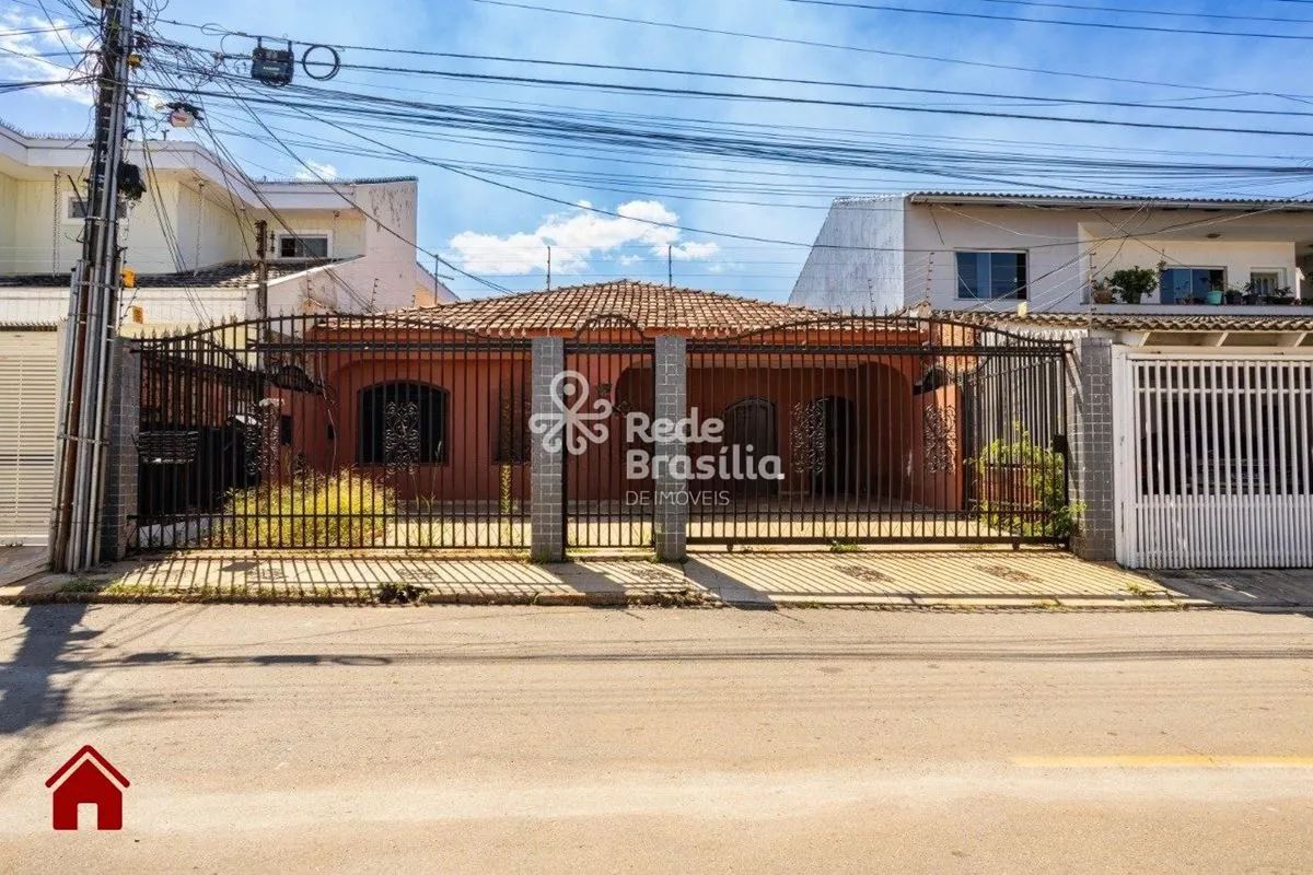 QE 32 - Casa com 3 quartos - 1 suíte - armários - aceita financimento e FGTS - G...