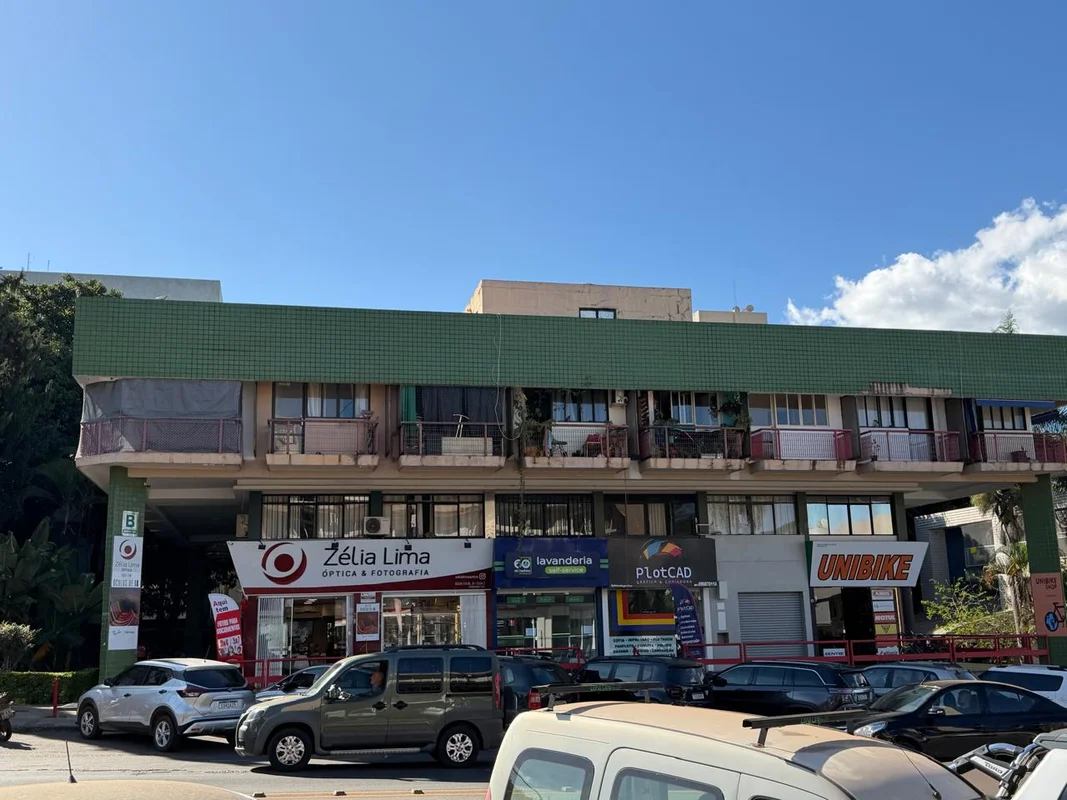 Apaixone-se por esta charmosa kitnet no coração de Brasília, localizada na CLN 1...