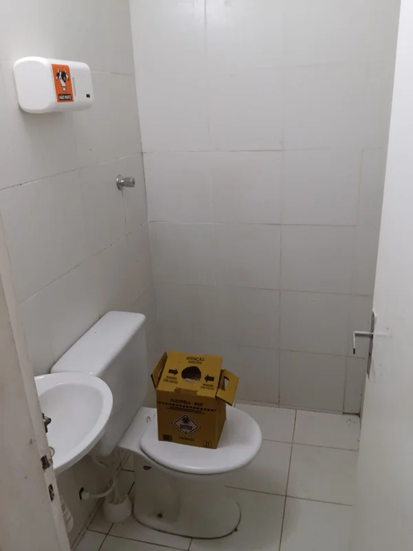 OPORTUNIDADE !!! ALUGO LOJA na CLN 412 piso cerâmica c 25 M2 com 1 banheiro, num...