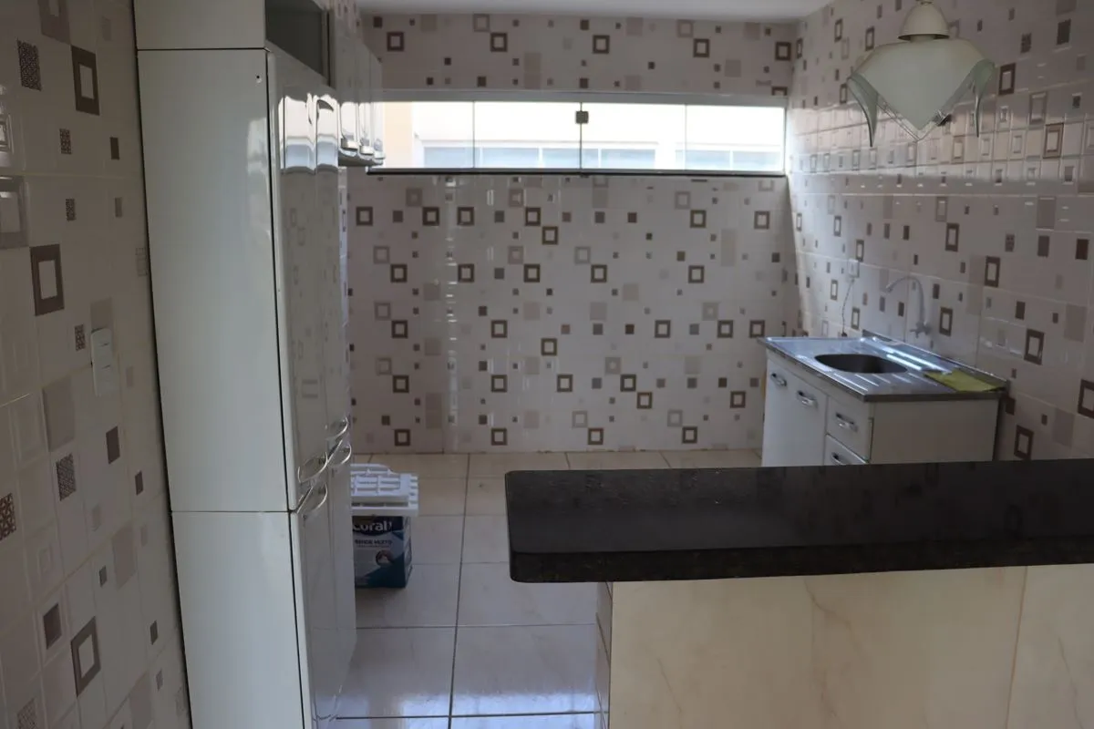 Apto de 3 quartos sendo um suite, sala, cozinha, área de serviço, Garagem. 18/04...