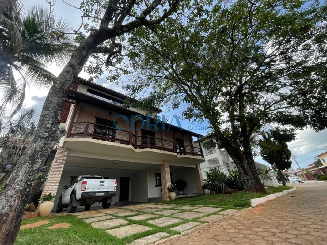 Venha conhecer esta linda e acolhedora casa situada no aconchegante Condomínio E...