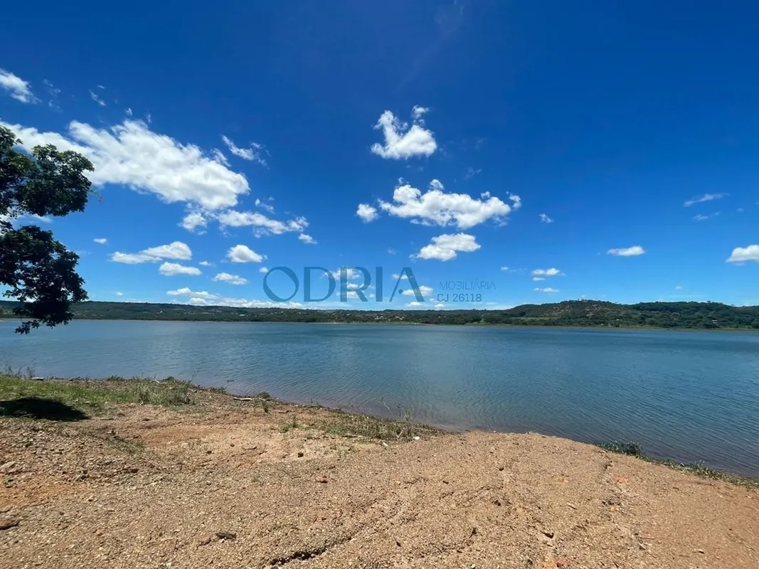 Rancho em lote de 2.000 m² no Condomínio Mini Chácaras, com acesso ao Lago Corum...