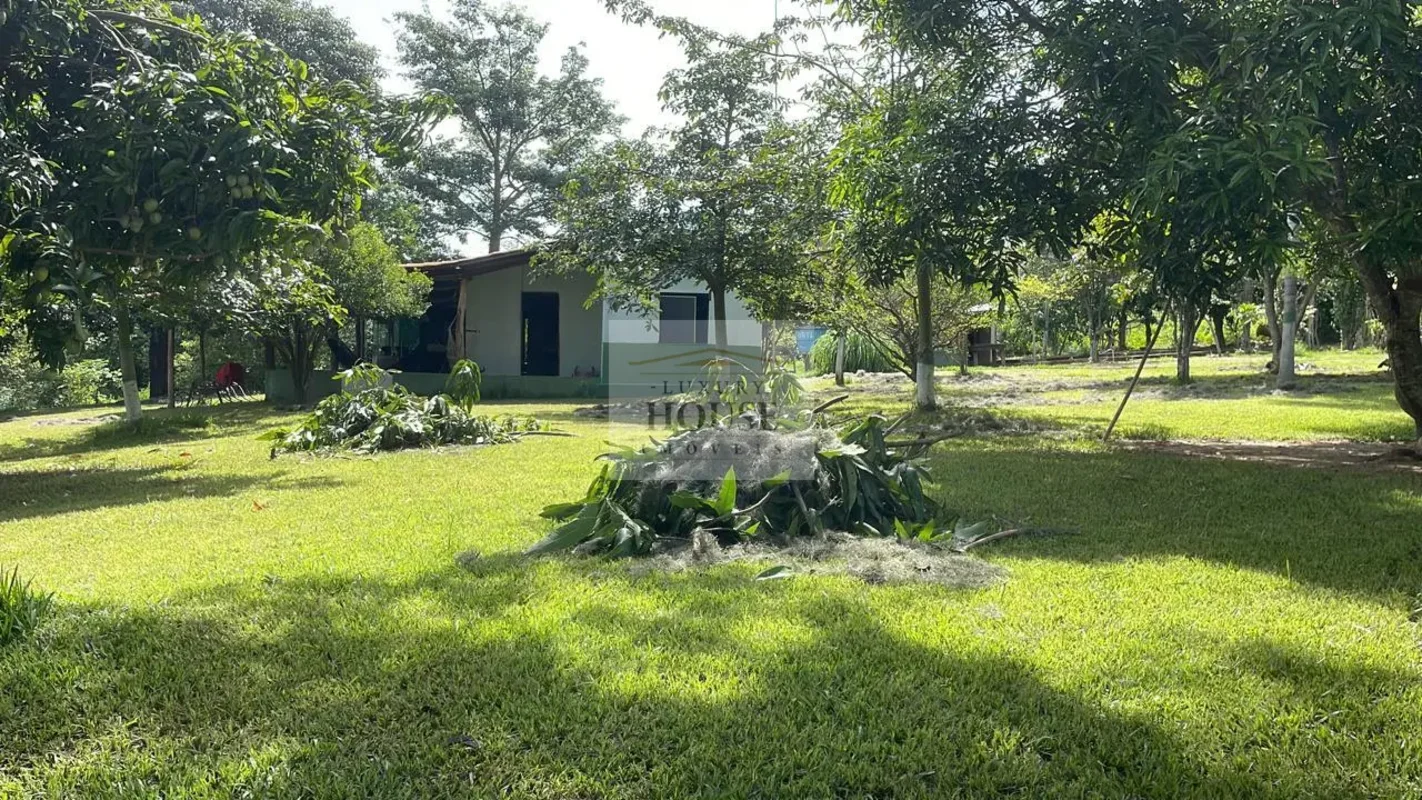 Descubra uma oportunidade única de investir em uma fazenda rural com amplos 111 ...