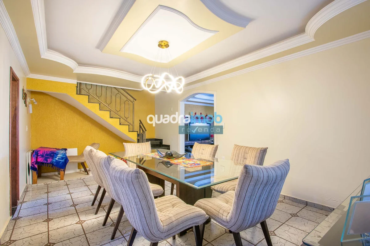 Excelente casa em localização estratégica de Taguatinga Norte: um sobrado de 3 d...