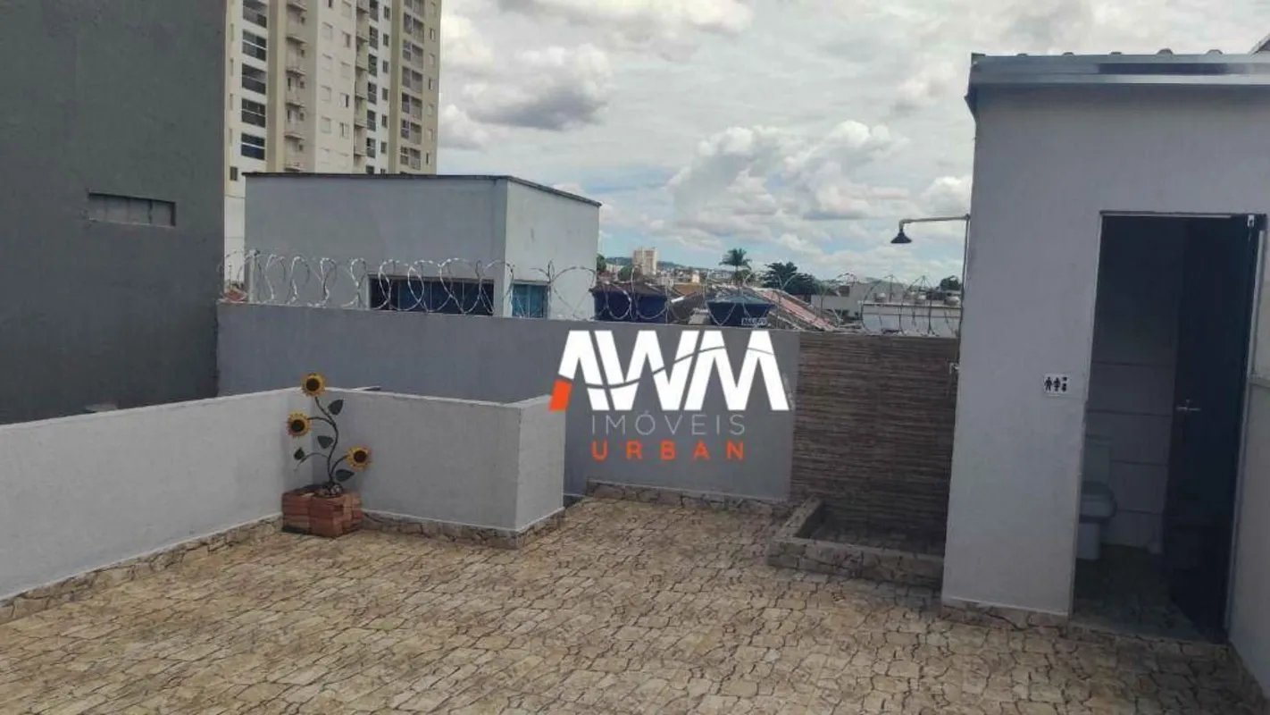 Sobrado de rua , comércios, panificadora na esquina da casa, próximo do supermer...