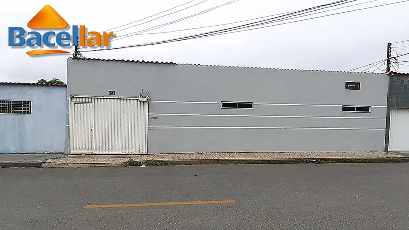 Casa em excelente localização, próximo a comércio em geral, linha de ônibus a 50...
