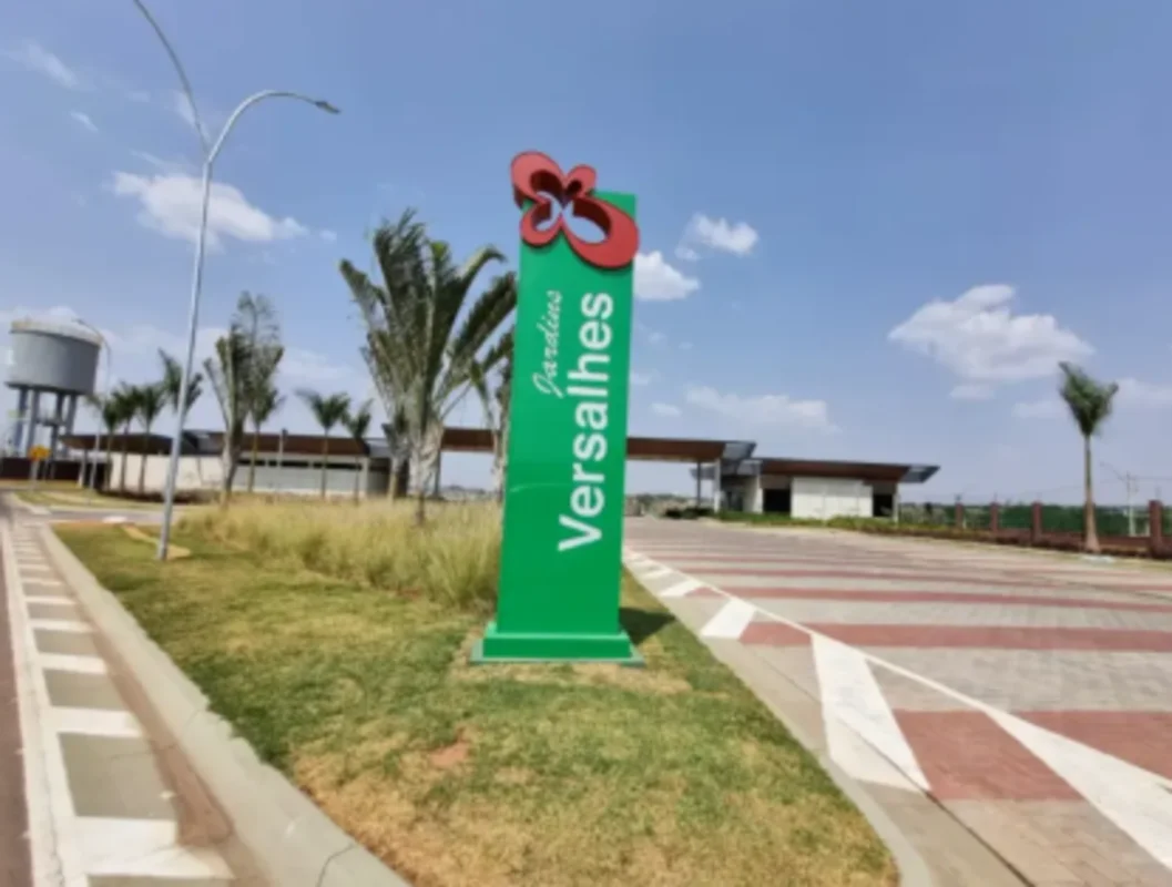 EXCELENTE OPORTUNIDADE NO JARDINS VERSALHESLote com 211m² ideal para construção ...