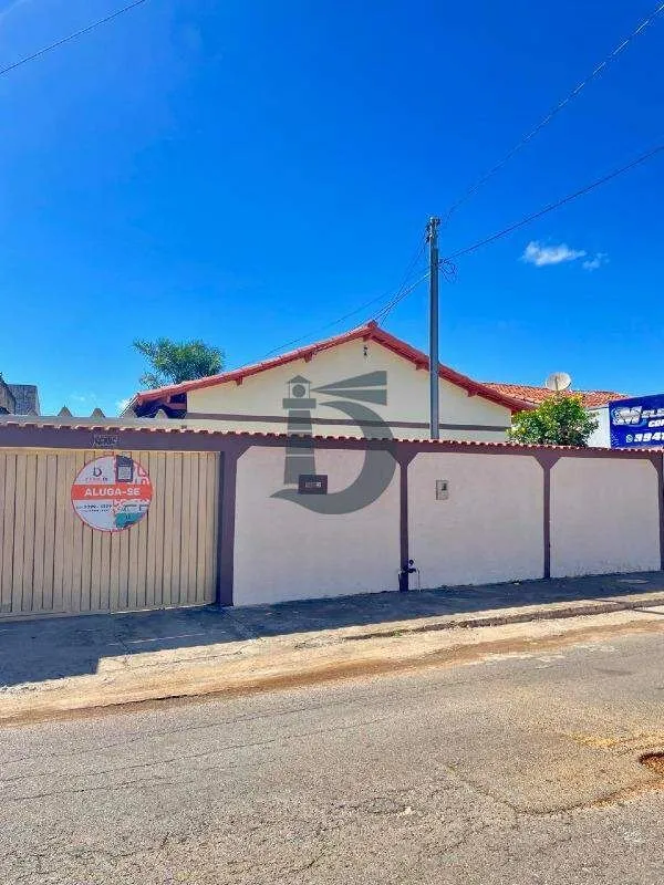 Casa residencial com aproximadamente 100m² de área construída, sendo: 03 Quartos...