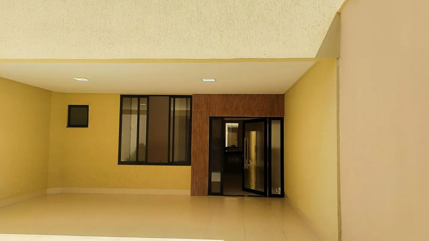 Casa nova de 150 mÂ², moderna e bem planejada. Possui 02 suÃ­tes, 01 quarto (pos...
