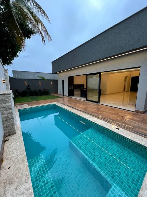 GH2332Casa com 3 quartos no Jardim Presidente, em terreno com 390m² com 260m² de...