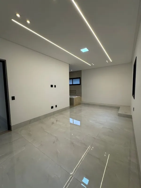 Sobrado alto padrão no Condomínio do Lago – 5 suítes, vista para a mata, piscina...