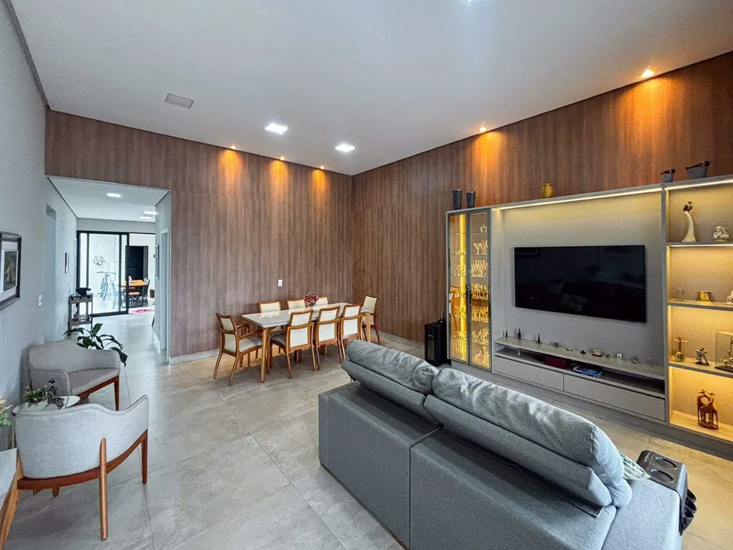 ALTO DA BOA VISTA - CASA TÉRREA, NOVA E COM FOTOVOLTAICA.Residência Contemporâne...