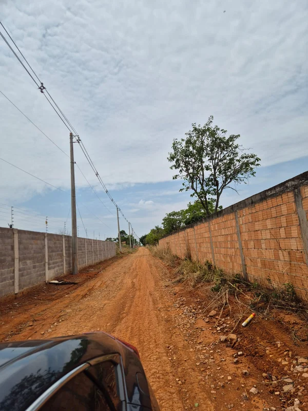 Descubra uma oportunidade única de investimento em uma charmosa chácara localiza...
