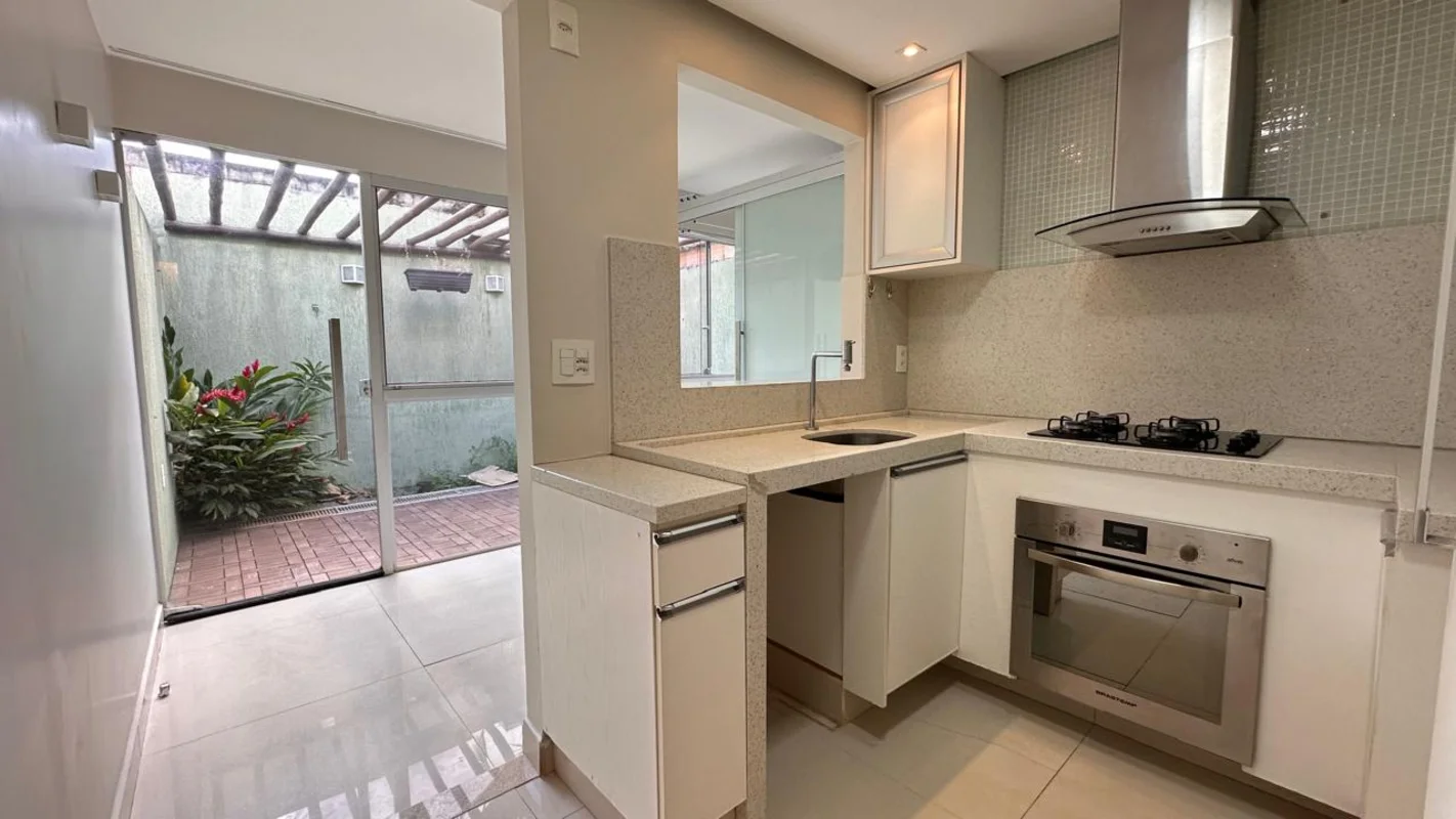 Julisce Alencar Assessoria Imobiliária vende...Casa localizada na QC. 10 (Jardin...