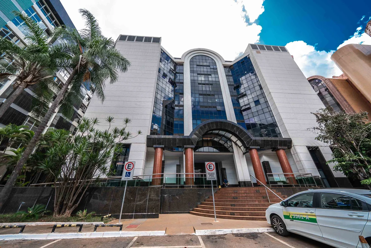 Aluga-se no SRTVS Quadra 701 - Ed. Embassy Tower, Sala com área privativa de 36,...