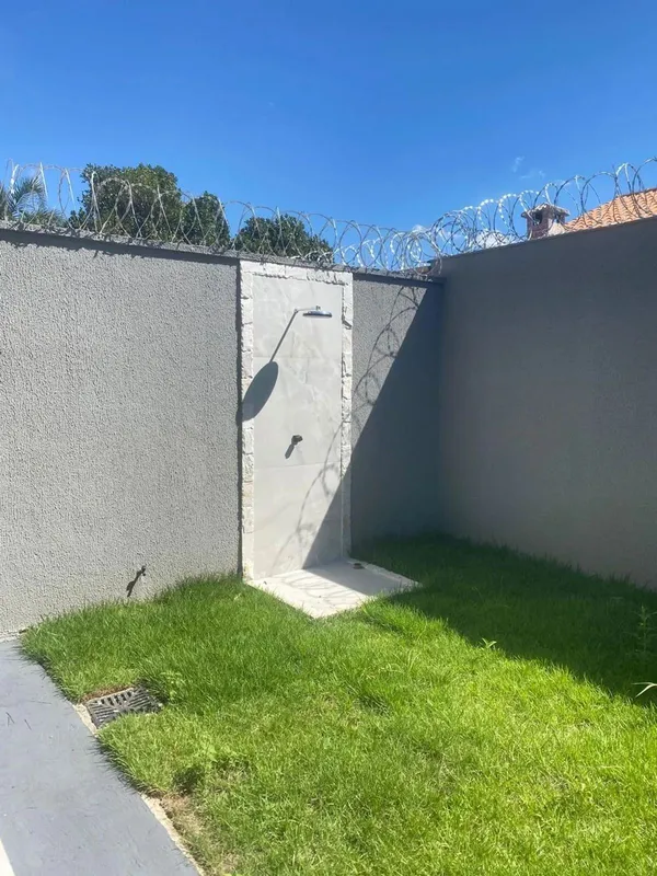 Nesta charmosa casa à venda localizada no Setor das Mansões, em Aparecida de Goi...