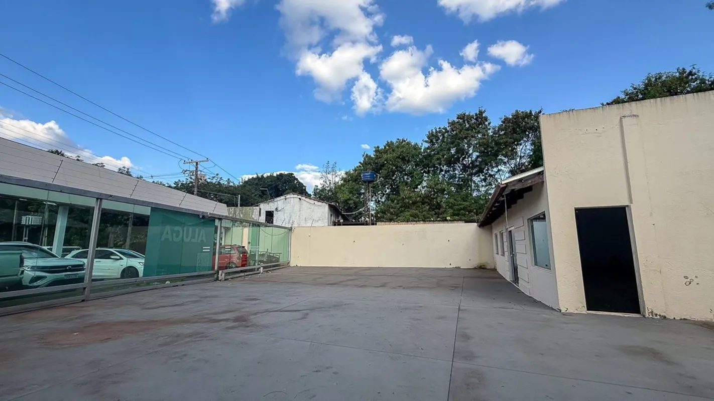 Estacionamento frontal com capacidade para atÃ© 10 veÃ­culos, oferecendo comodid...