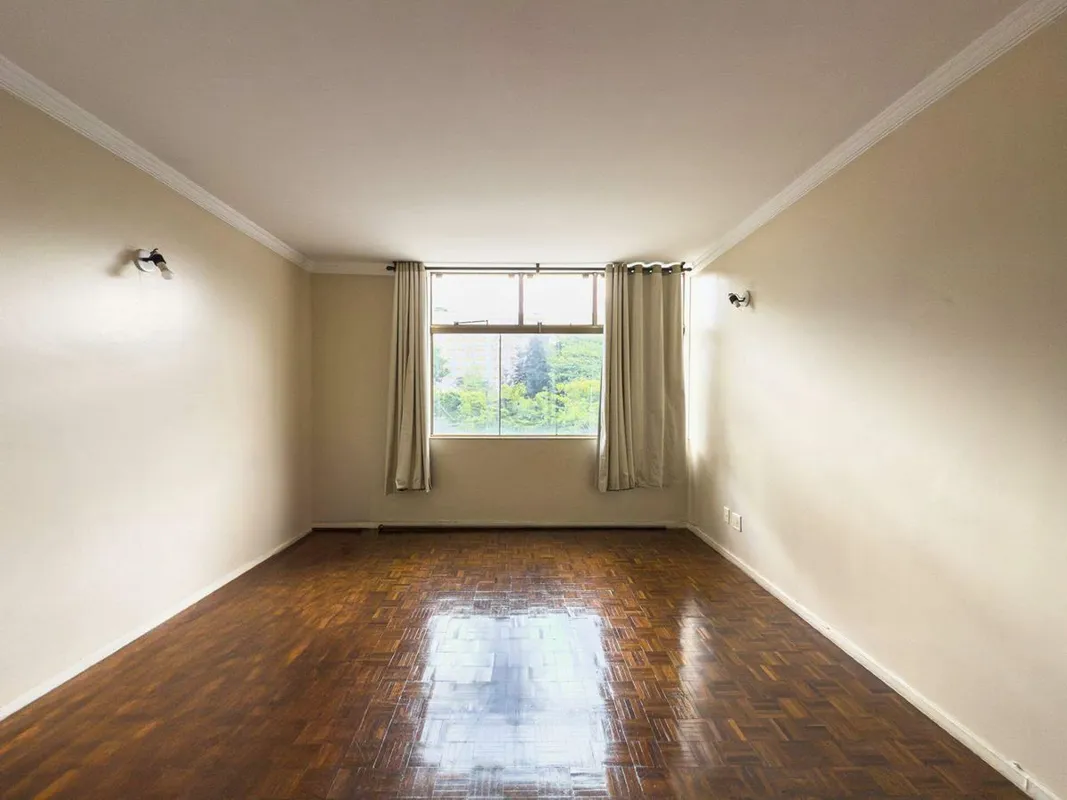 Oportunidade na SQS 208 - Apartamento Vazado, Vista Livre e Meio de Quadra! - Ap...