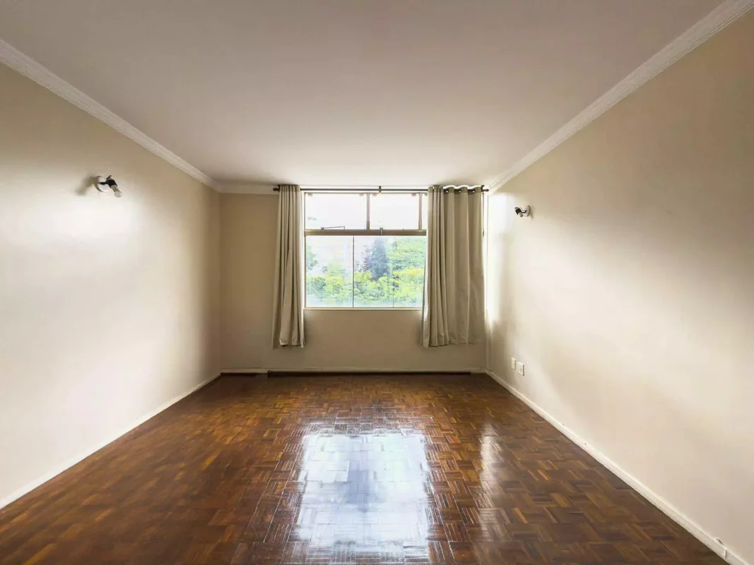 Oportunidade na SQS 208 - Apartamento Vazado, Vista Livre e Meio de Quadra! - Ap...
