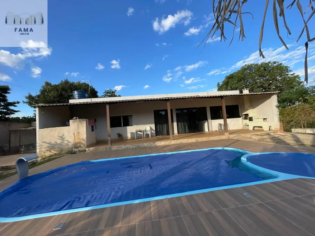 Linda casa ampla e moderna a venda no Condomínio Fechado Novo Horizonte, localiz...