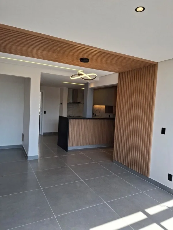 Apartamento totalmente reformado, piso em porcelanato, armários novos em todos o...