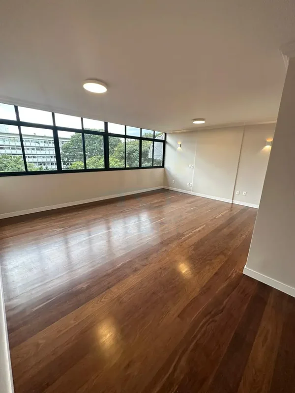 - 3 quartos (1 suíte)- 145 m²- Não tem garagem 24/04/26