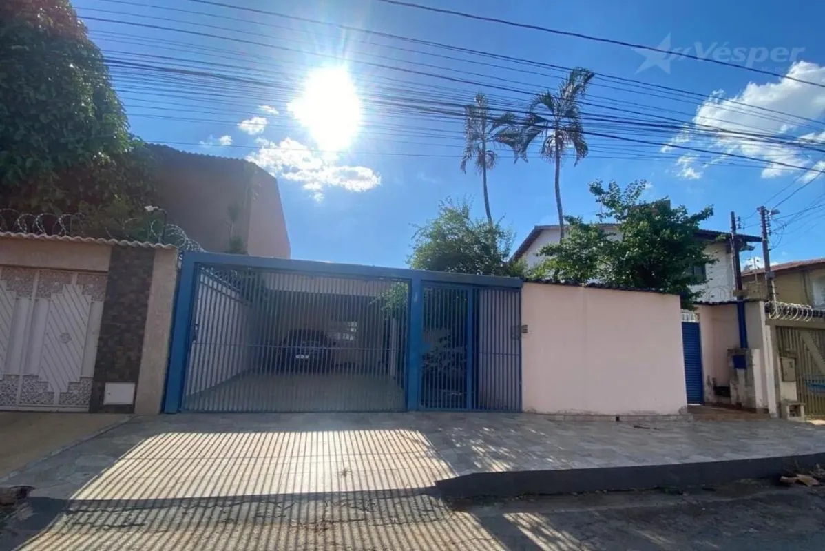 Casa à venda no Setor Sol Nascente, região da Vila Alpes, em Goiânia. Imóvel com...