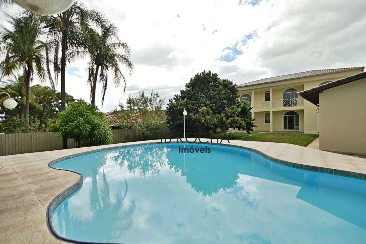 JB ROCHA IMOVEIS VENDE Casa de dois pavimentos no Lago Sul, na QI 25 próximo a c...