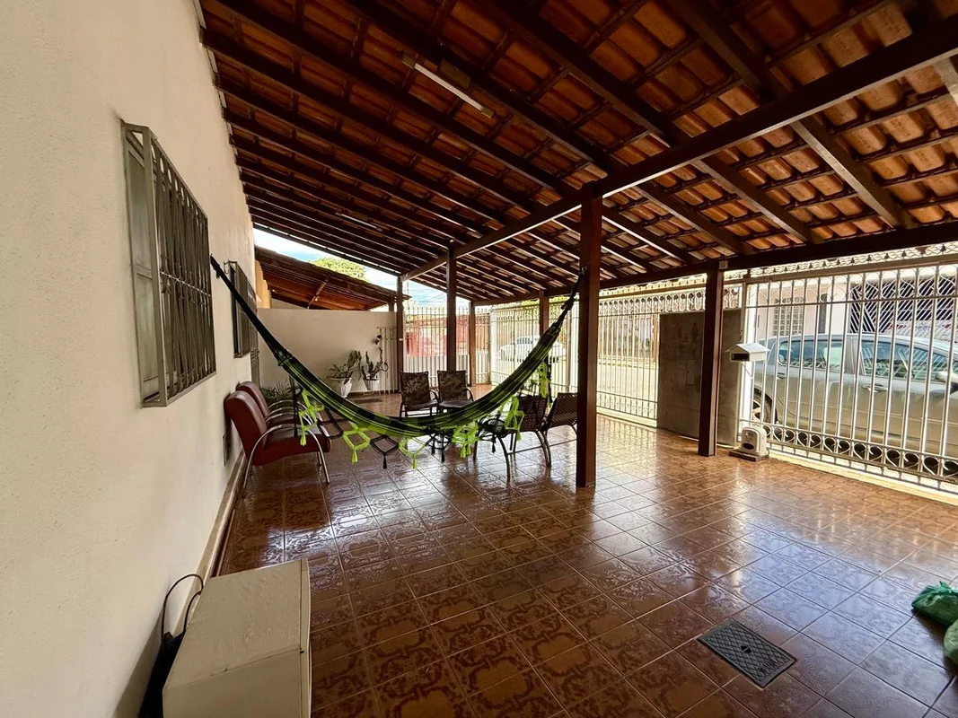Vendo casa original na QE 32 Conjunto F. Terreno de 200m2. São 3 quartos 1 suíte...