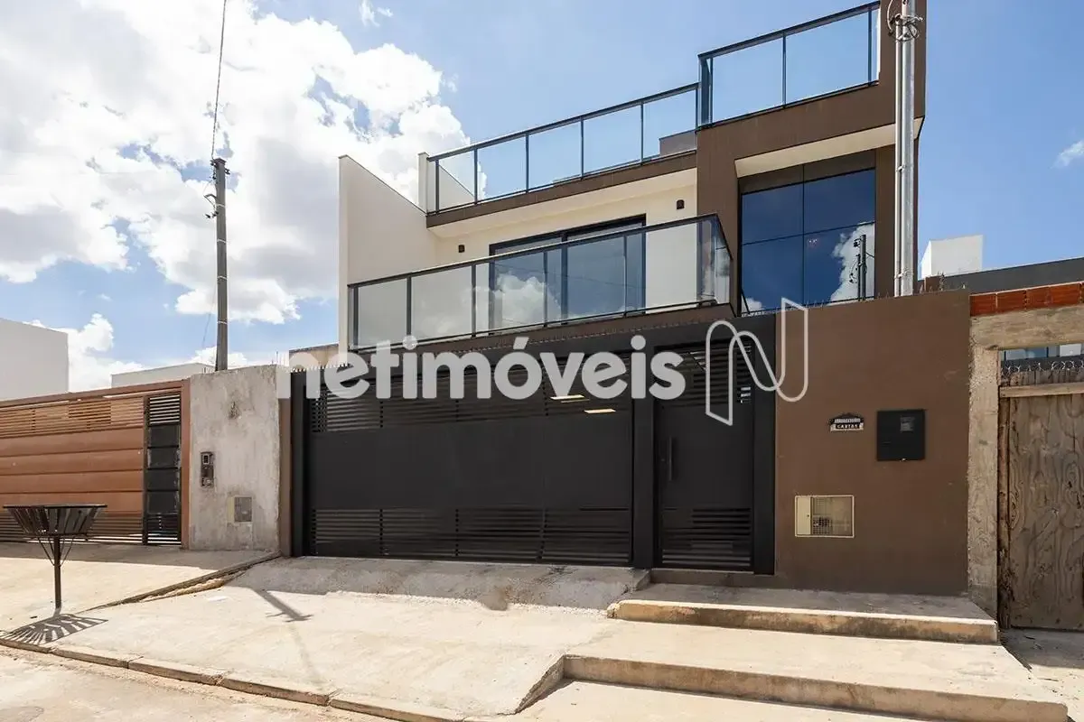 Casa Alto Padrão na QE 56 do Guará IIDescrição- Casa com 3 pavimentos- Metragem ...